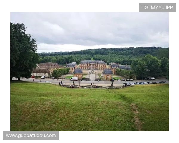 法国凡尔赛跑首迎中国品牌：特步领衔 “中国智造” 亮相凡尔赛